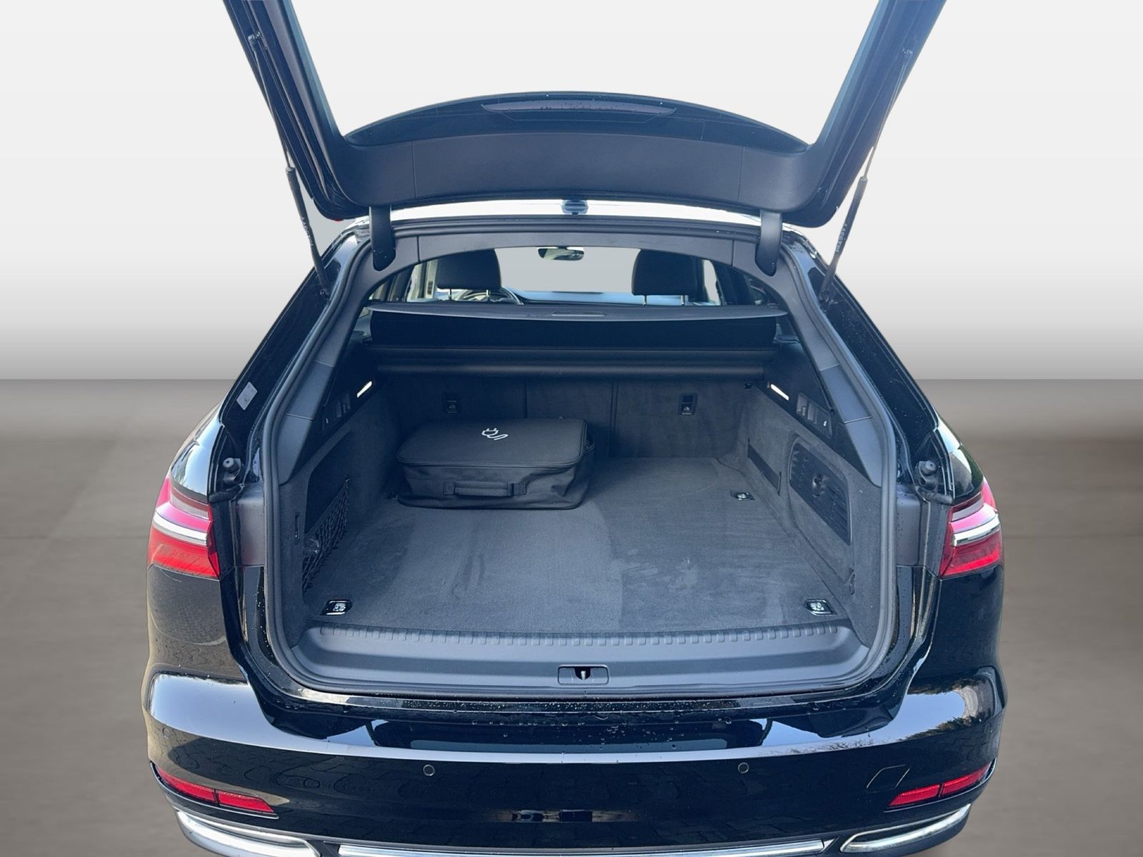 Fahrzeugabbildung Audi A6 Avant 50 TFSIe Quattro S tronic S line AHK