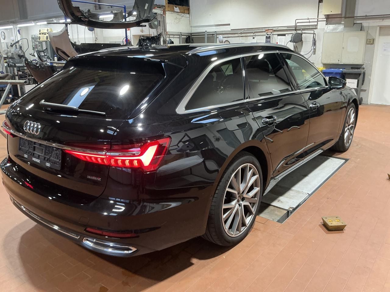 Fahrzeugabbildung Audi A6 Avant 50 TFSI e Design Selection Matrix|AHK