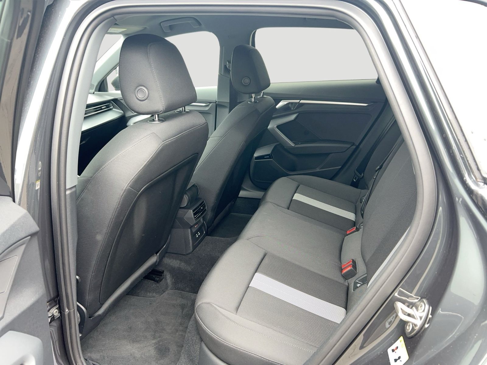 Fahrzeugabbildung Audi A3 Sportback 40 TFSI e S tronic advanced Sonos - mit KI generiert/bearbeitet