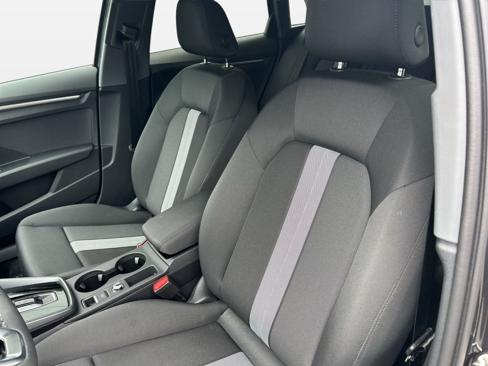 Fahrzeugabbildung Audi A3 Sportback 40 TFSI e S tronic advanced Sonos - mit KI generiert/bearbeitet