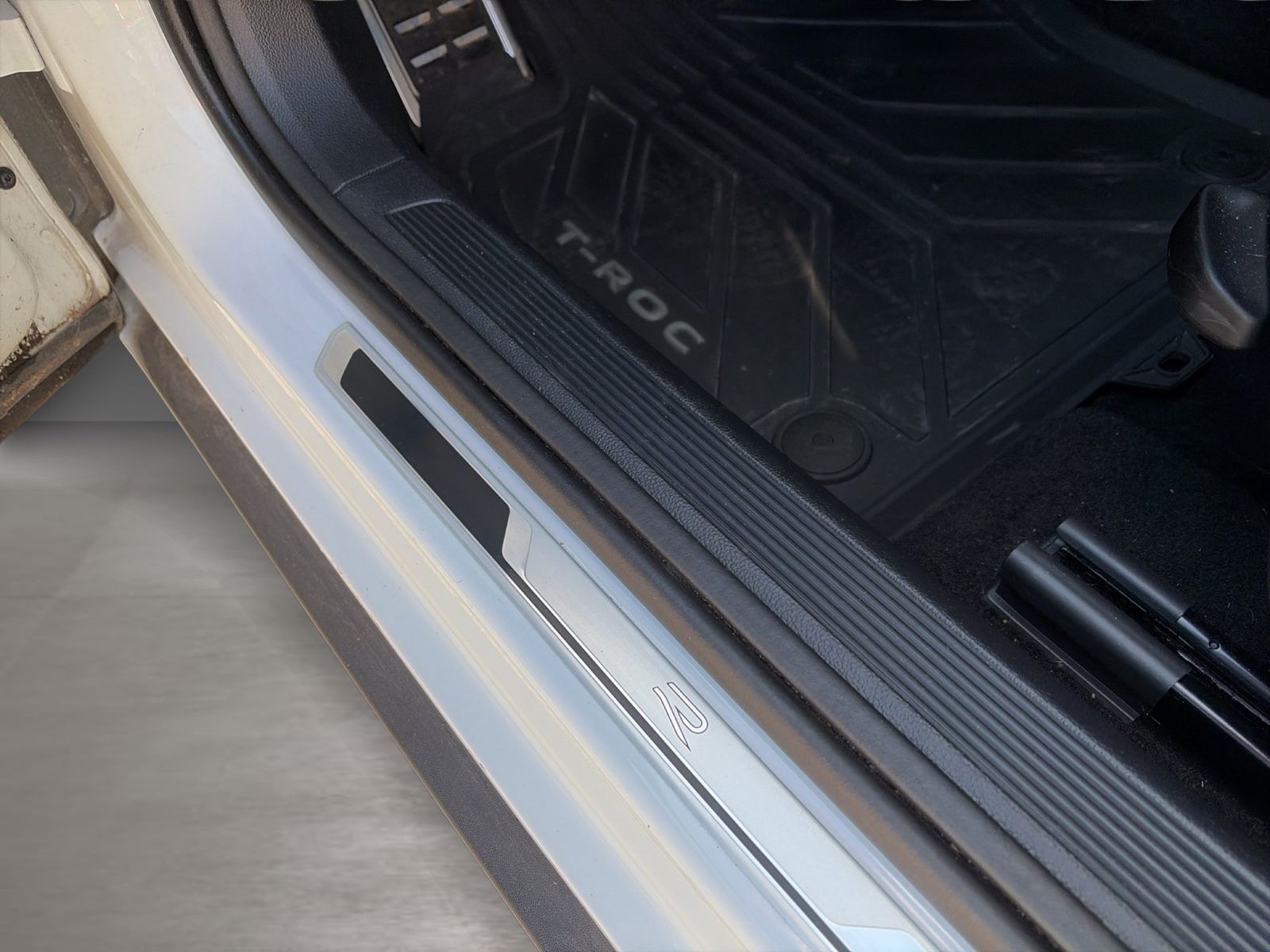 Fahrzeugabbildung Volkswagen T-Roc 1.5 TSI DSG R-Line IQ.Light|Matrix|CarPlay