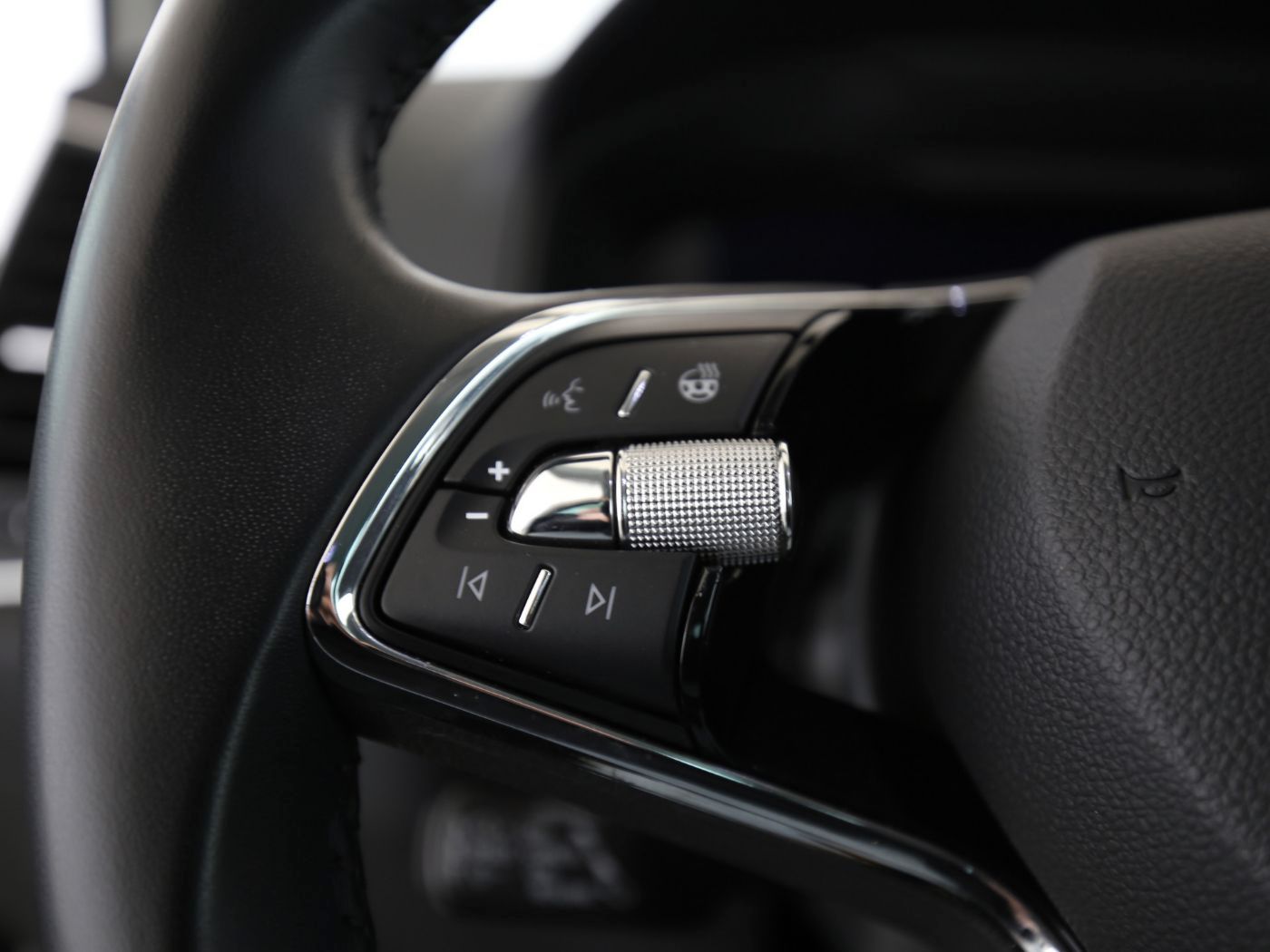 Fahrzeugabbildung SKODA Karoq 1.5 TSI ACT Clever 4xSHZG|ACC|LED|Navi|PDC