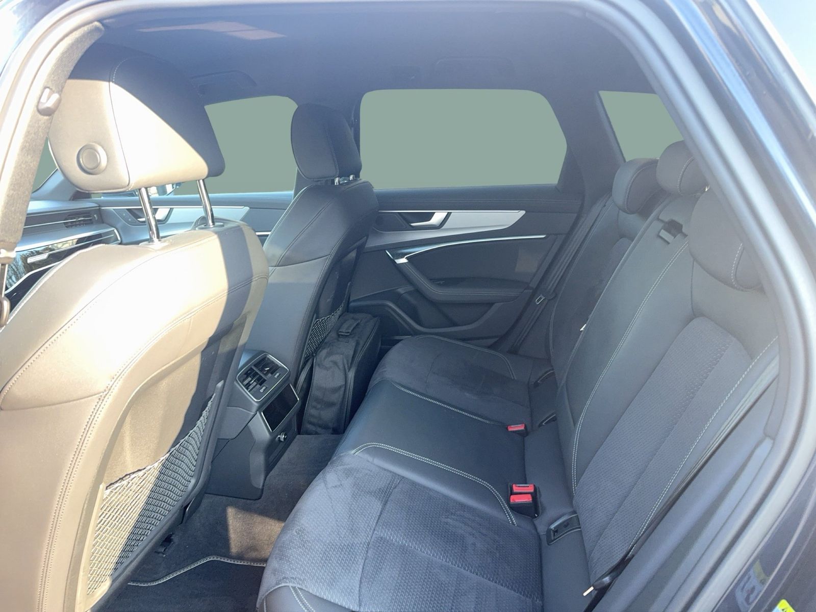 Fahrzeugabbildung Audi A6 Avant 55 TFSIe quattro S tronic S line Matrix