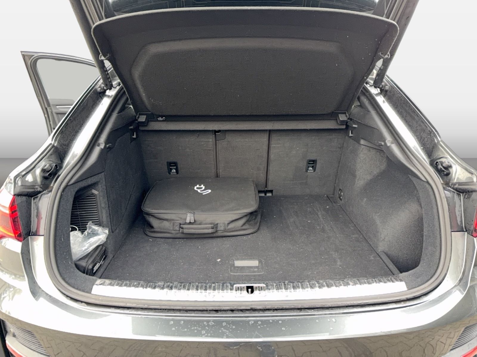 Fahrzeugabbildung Audi Q3 Sportback 45 TFSI e S tronic S line Matrix|LM