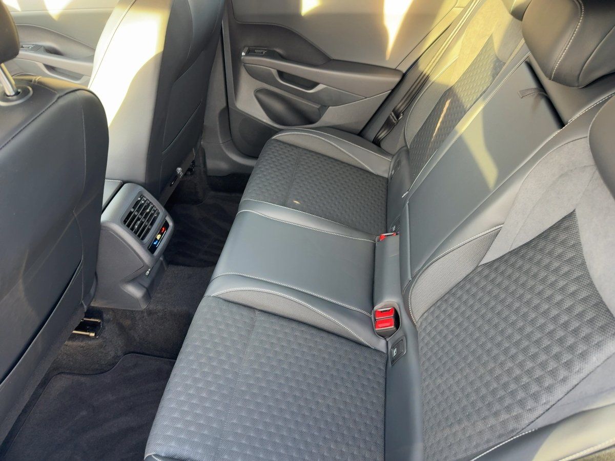 Fahrzeugabbildung Volkswagen T-Roc 1.5 eTSI DSG R-Line BlackStyle Nav HUD 360