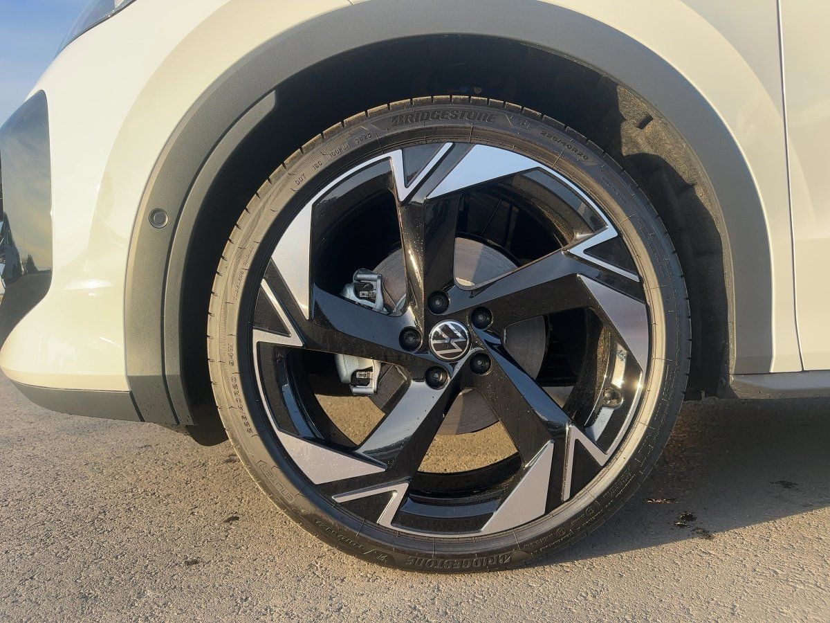 Fahrzeugabbildung Volkswagen T-Roc 1.5 eTSI DSG R-Line Nav BlackStyle HUD 360