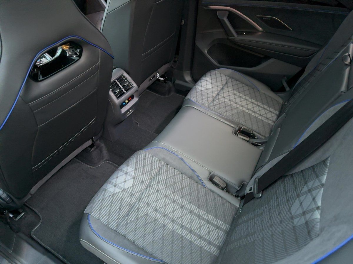 Fahrzeugabbildung Volkswagen Tayron TDI 4M R-Line AHK Pano BlackStyle 7-Sitze