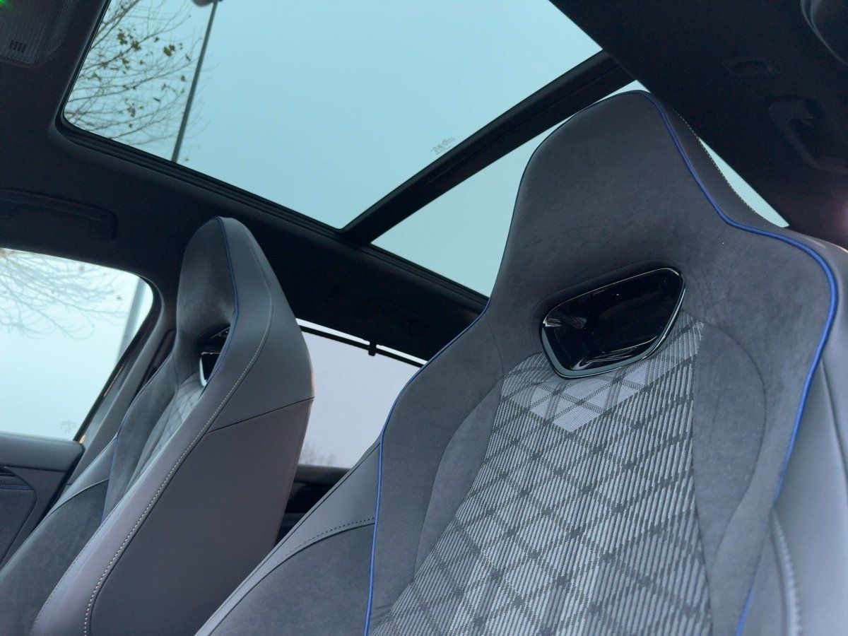 Fahrzeugabbildung Volkswagen Tayron TDI 4M R-Line AHK Pano BlackStyle 7-Sitze