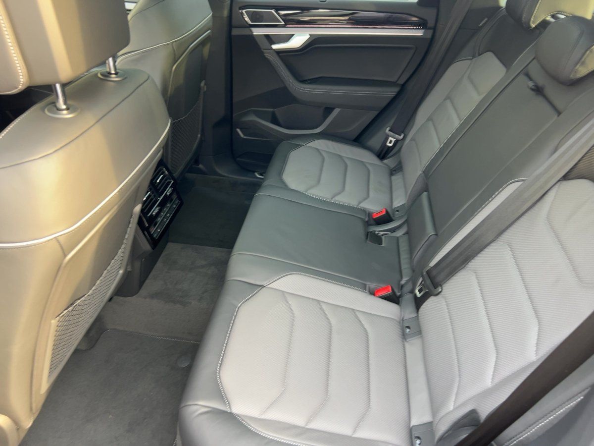 Fahrzeug autohaus mense Fahrzeugabbildung Volkswagen Touareg R-Line V6 TDI 4M BlackStyle Standhzg Luf - mit KI generiert/bearbeitet