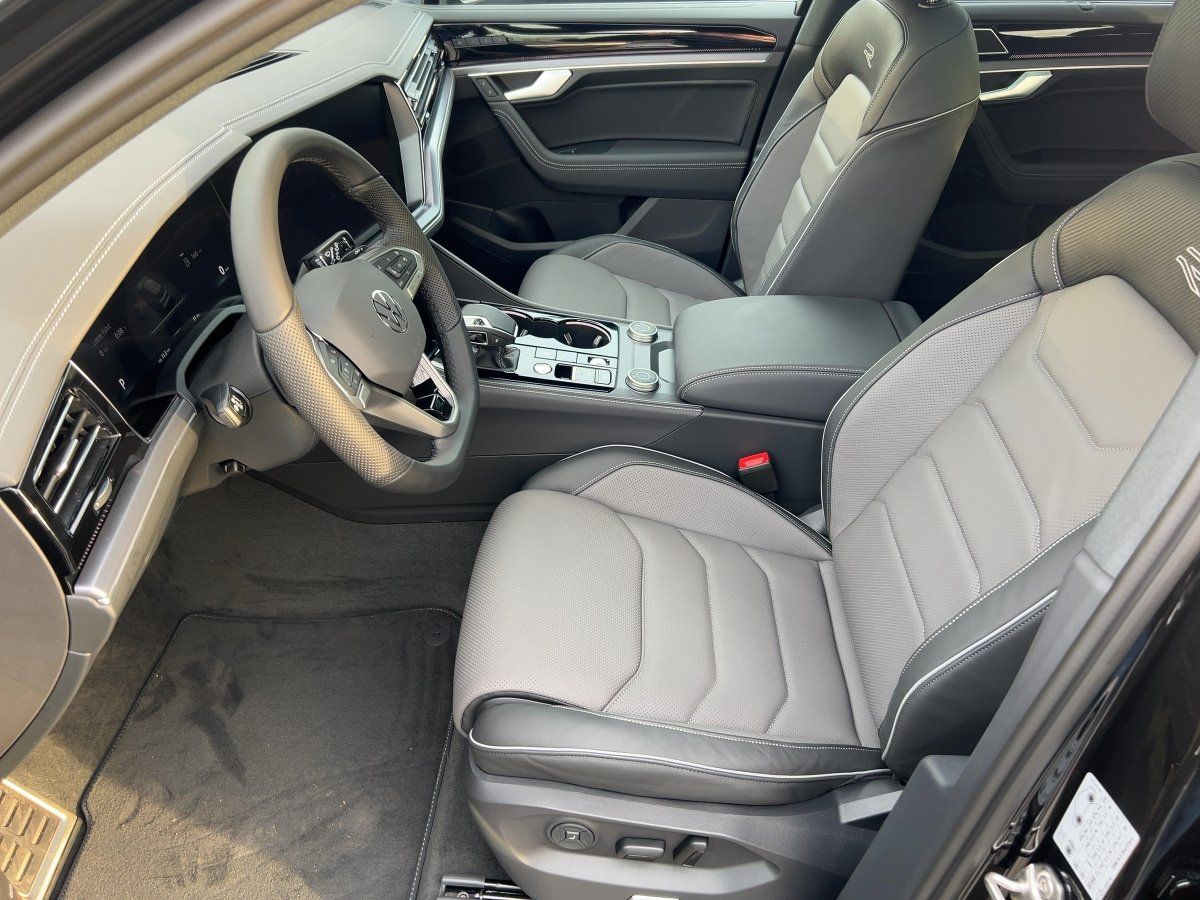 Fahrzeug autohaus mense Fahrzeugabbildung Volkswagen Touareg R-Line V6 TDI 4M BlackStyle Standhzg Luf - mit KI generiert/bearbeitet