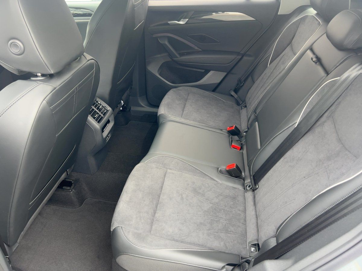 Fahrzeugabbildung Volkswagen Tiguan TDI Elegance AHK Nav 360° IQ.Light eKlapp