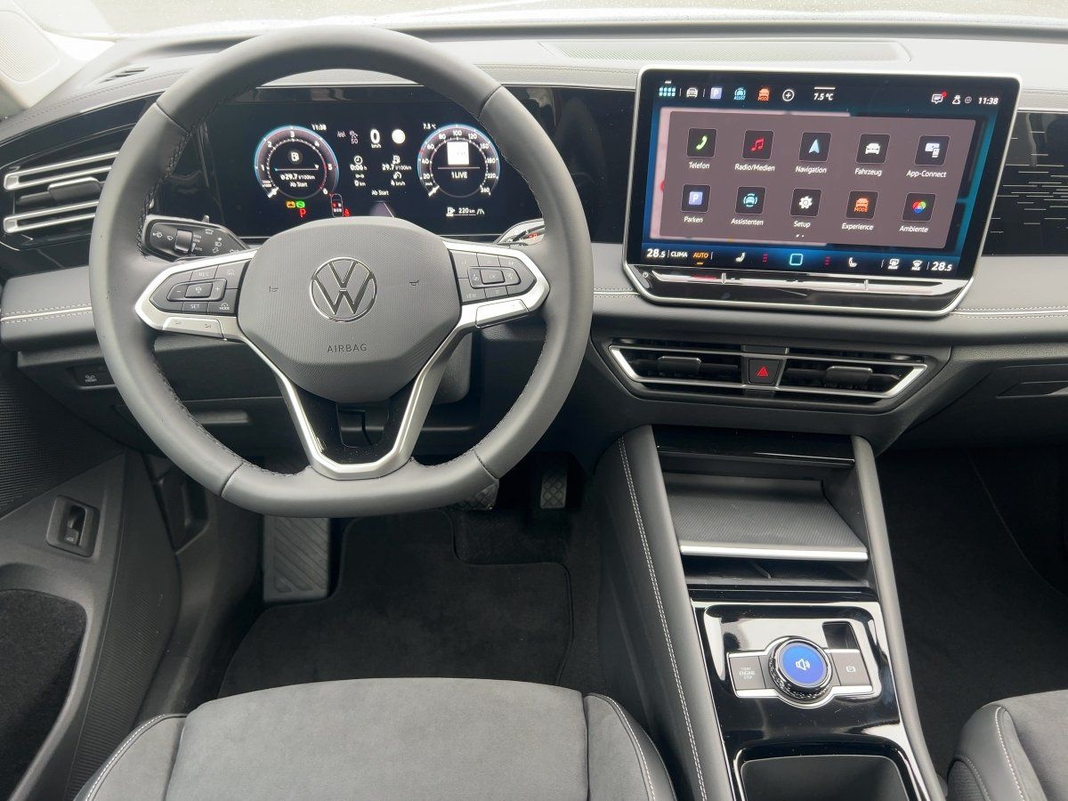 Fahrzeugabbildung Volkswagen Tiguan TDI Elegance AHK Nav 360° IQ.Light eKlapp