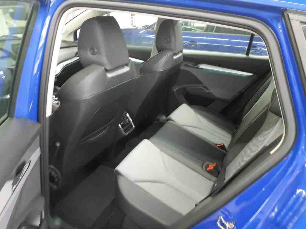 Fahrzeugabbildung SKODA Enyaq 50 Loft LED|VirtualCP|KlimaA|LaneAss|PDC