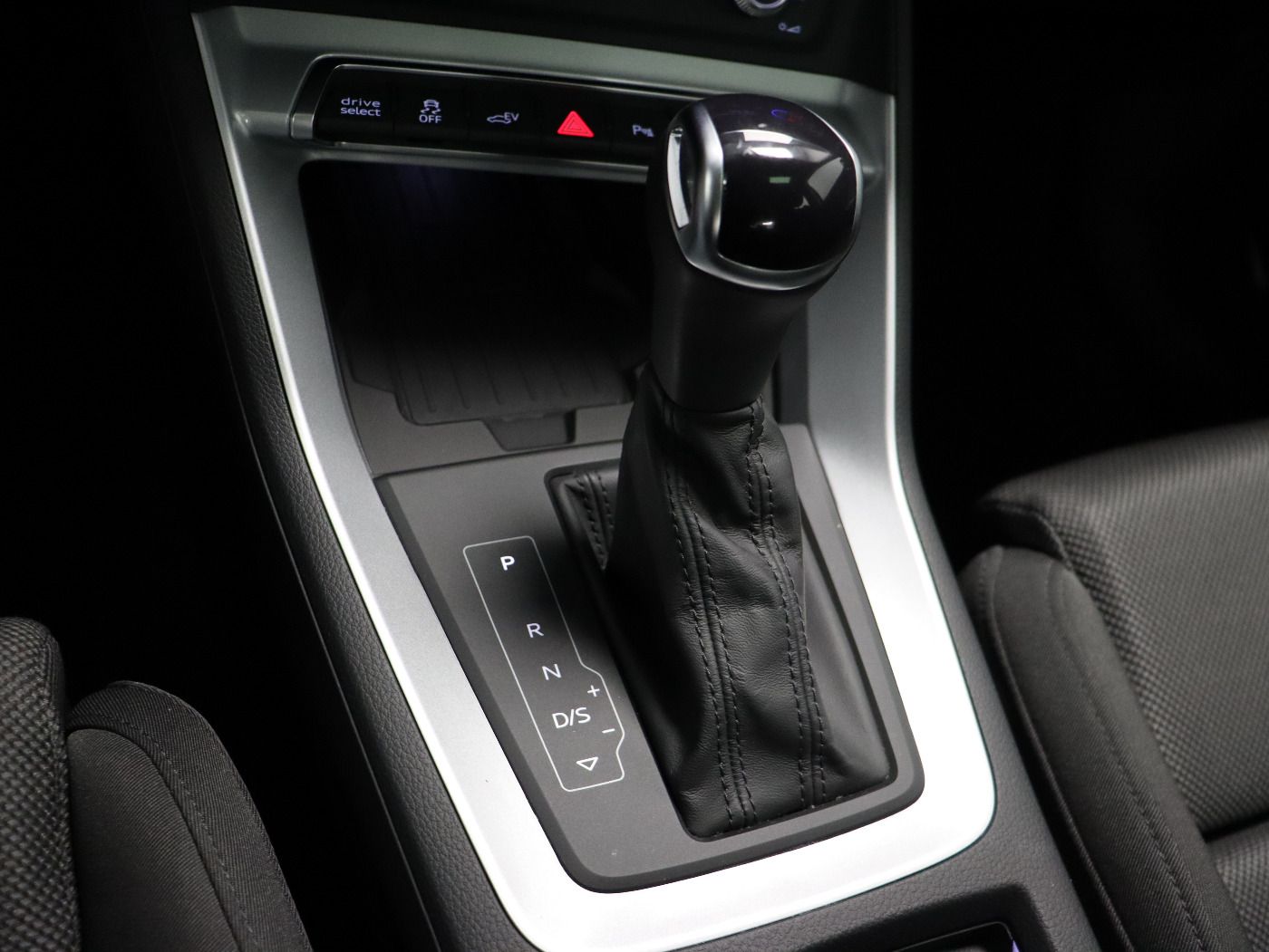 Fahrzeug autohaus mense Fahrzeugabbildung Audi Q3 45 TFSIe S tronic S line Matrix|AHK|Pano|SD|L