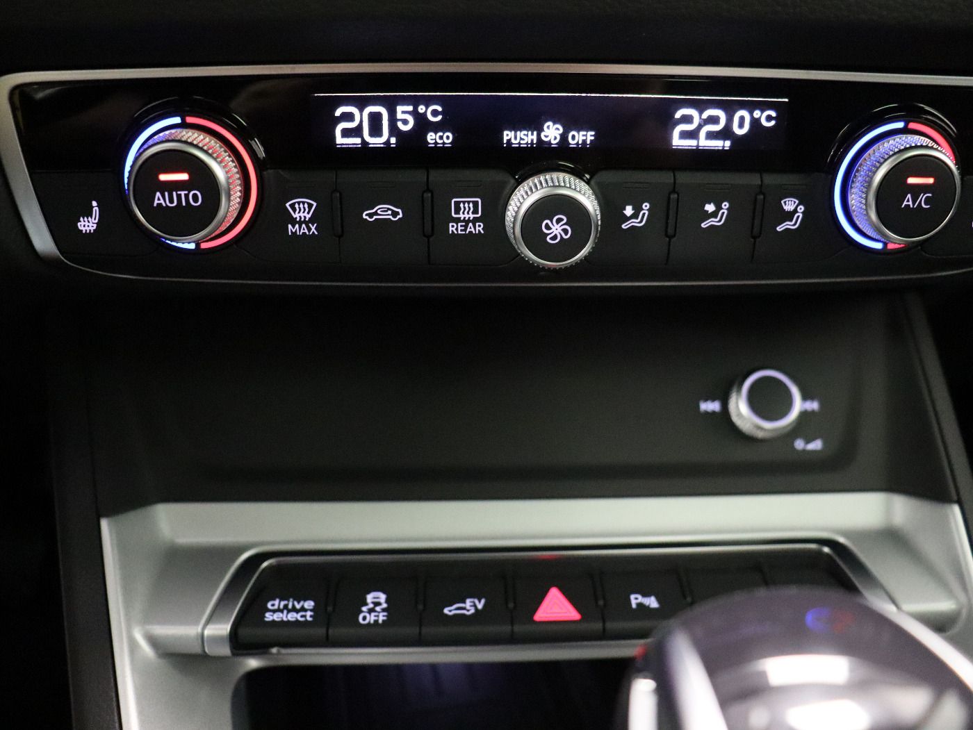 Fahrzeug autohaus mense Fahrzeugabbildung Audi Q3 45 TFSIe S tronic S line Matrix|AHK|Pano|SD|L