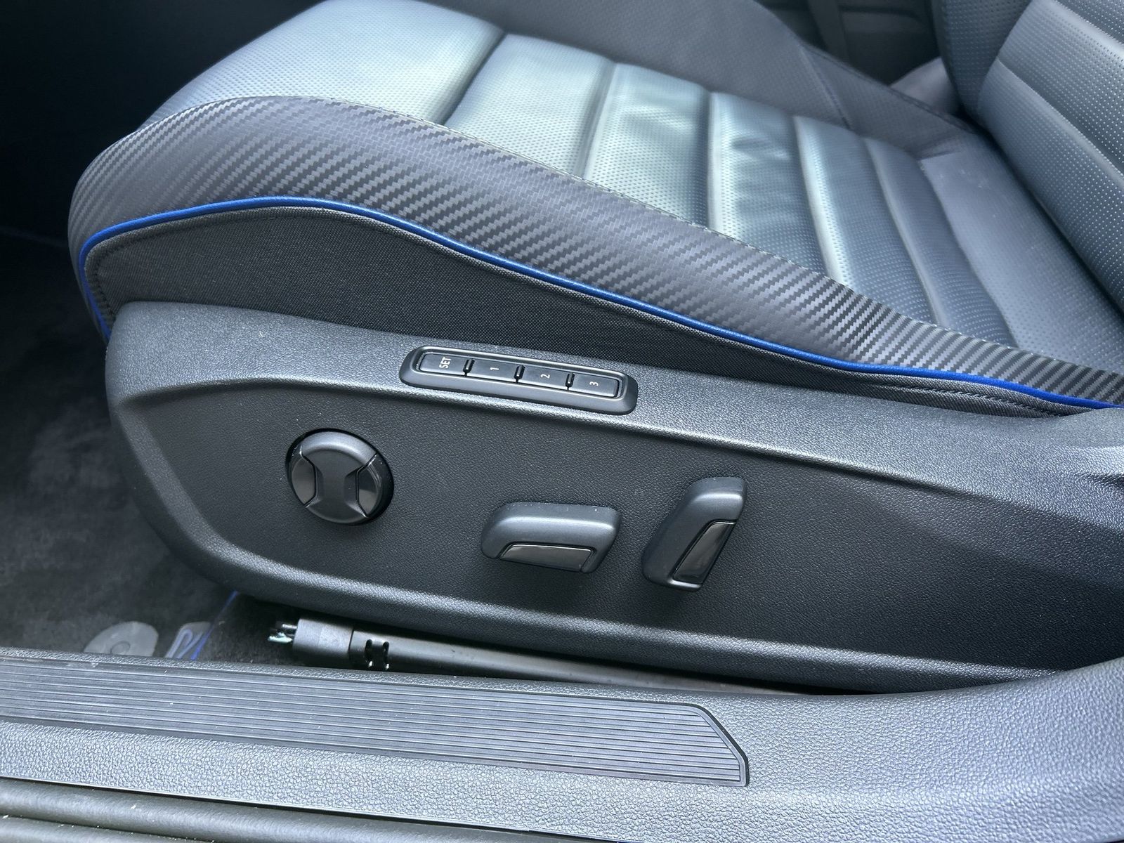 Fahrzeugabbildung Volkswagen Golf R 2.0 TSI 4Motion DSG R333 Limited Edition