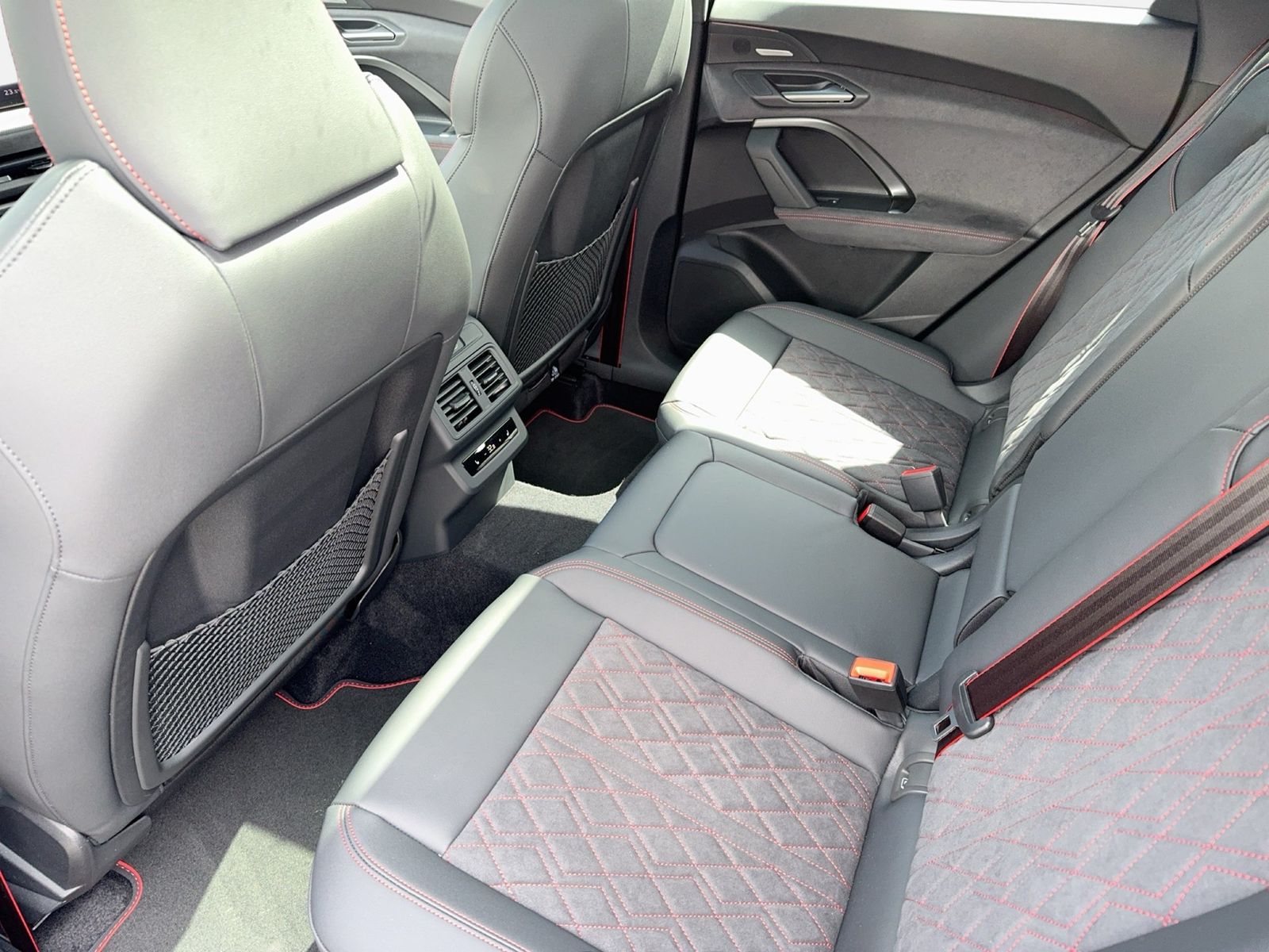 Fahrzeugabbildung Audi SQ5 Sportback TFSI 270 kW S tronic Matrix|B&O|AH - mit KI generiert/bearbeitet