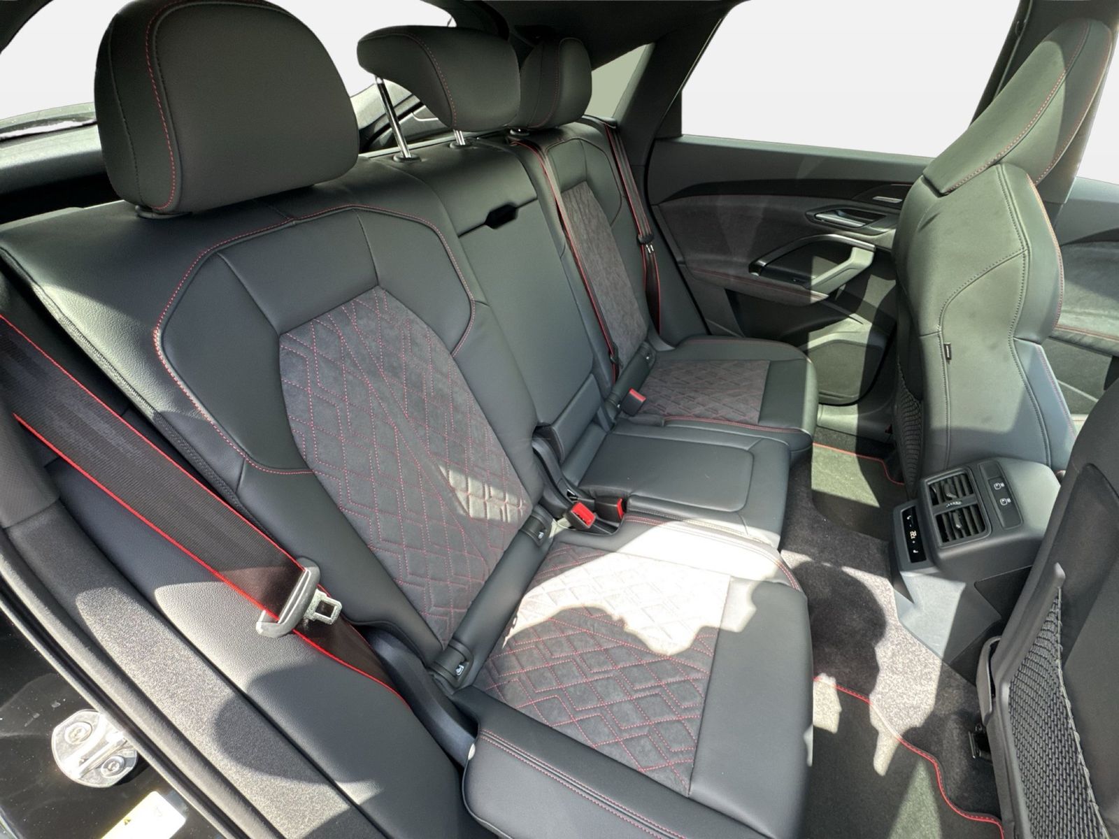 Fahrzeugabbildung Audi SQ5 Sportback TFSI 270 kW S tronic Matrix|B&O|AH - mit KI generiert/bearbeitet