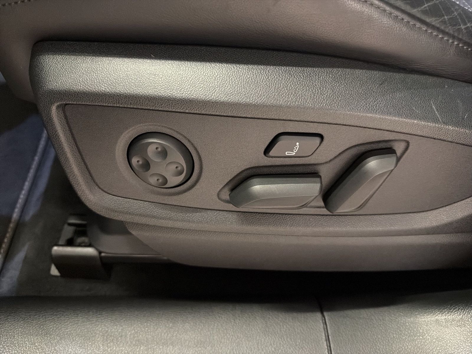 Fahrzeugabbildung Audi Q5 40 TDI quattro S line 2024 (Facelift) Matrix