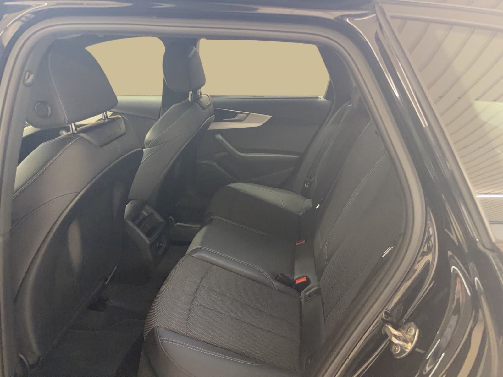 Fahrzeugabbildung Audi A4 Avant 40 TDI S tronic S line ACC|LED - mit KI generiert/bearbeitet