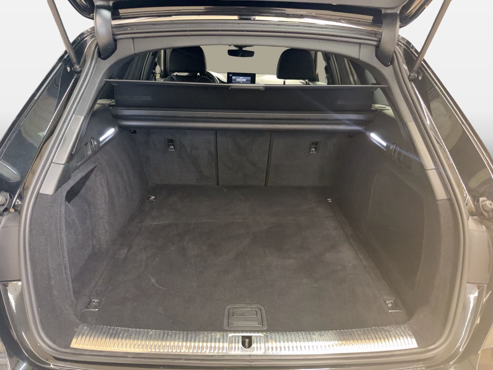 Fahrzeugabbildung Audi A4 Avant 40 TDI S tronic S line ACC|LED - mit KI generiert/bearbeitet