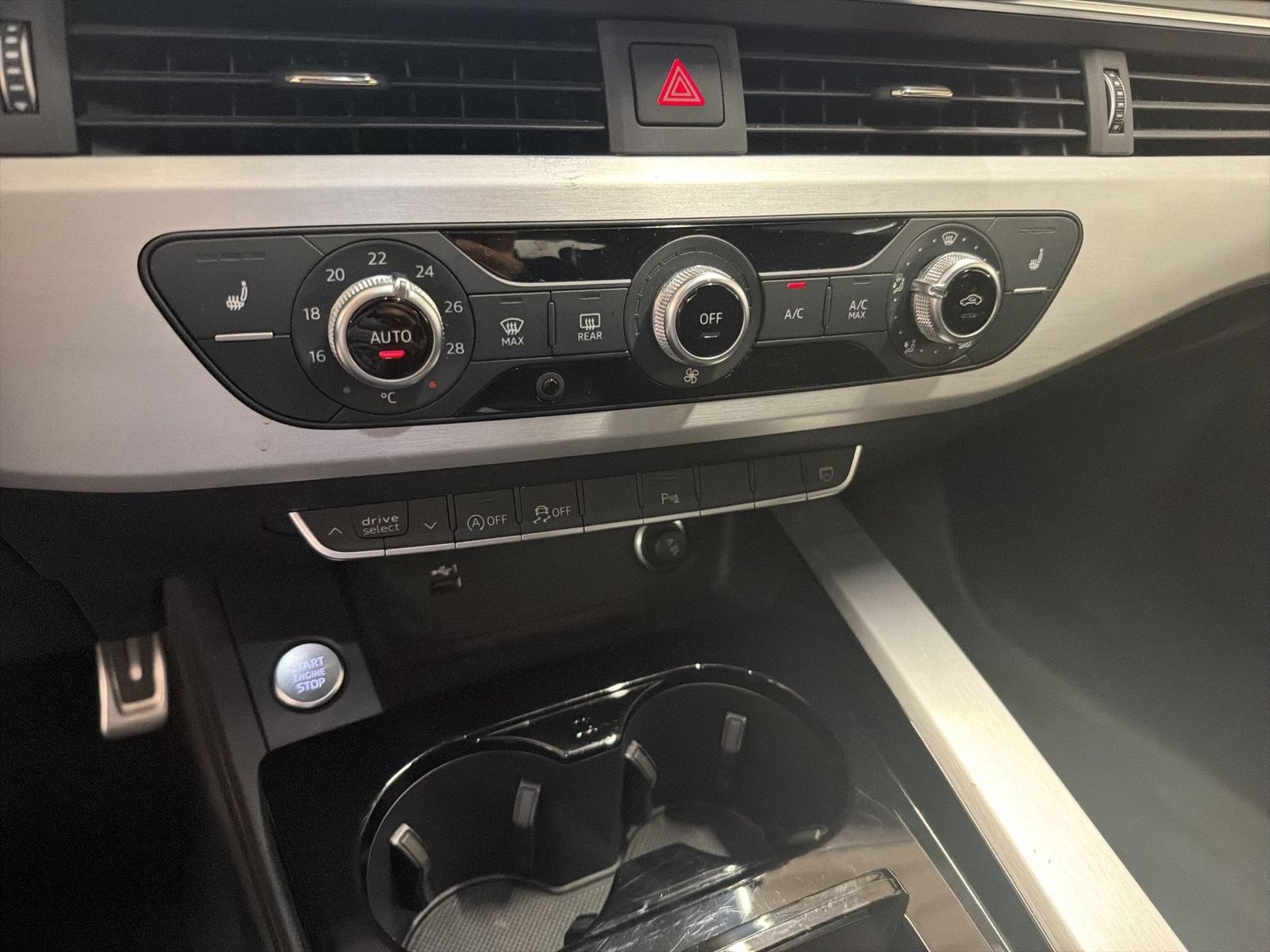 Fahrzeugabbildung Audi A4 Avant 40 TDI S tronic S line ACC|LED - mit KI generiert/bearbeitet