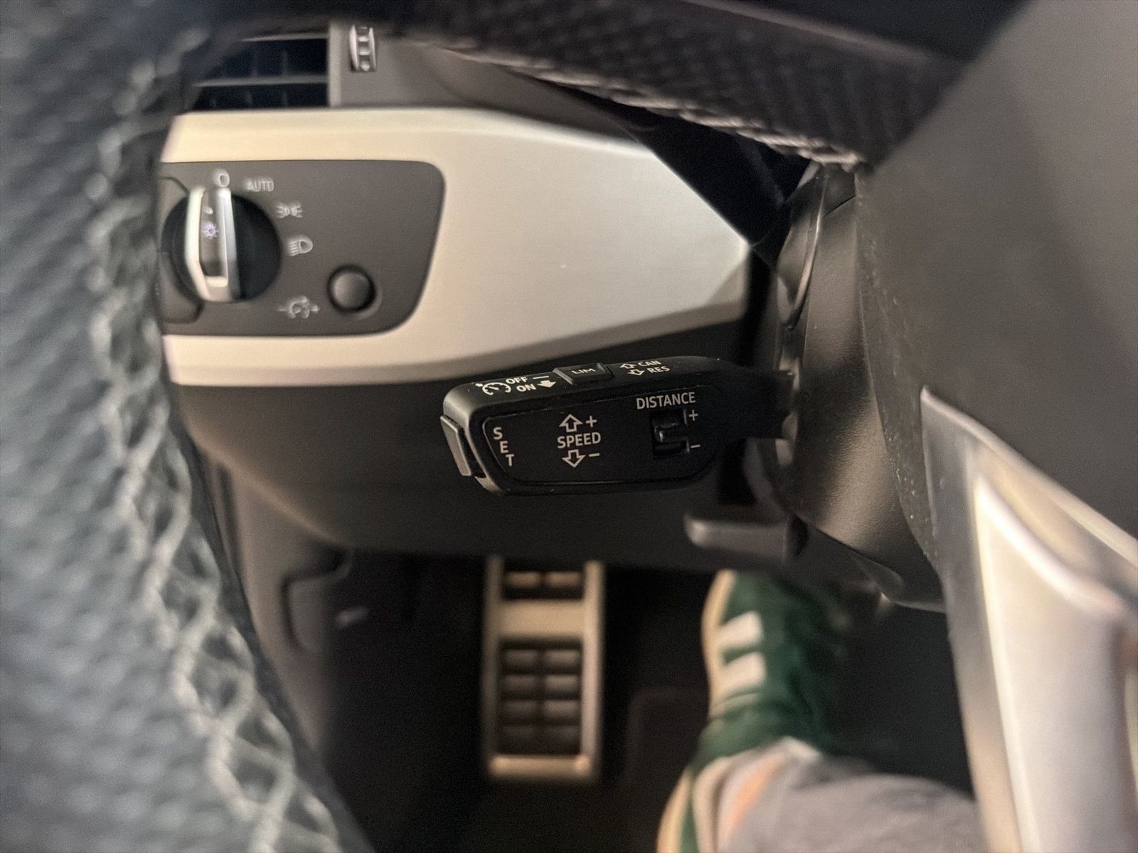 Fahrzeugabbildung Audi A4 Avant 40 TDI S tronic S line ACC|LED - mit KI generiert/bearbeitet