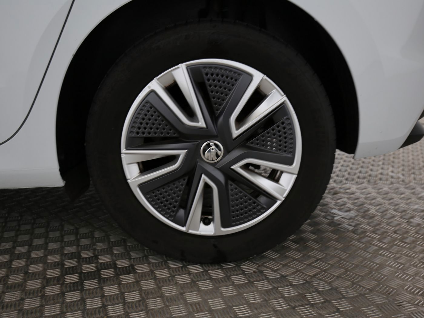 Fahrzeugabbildung SKODA Fabia 1.0 TSI Ambition LED|Navi|DynLicht|KlimaA