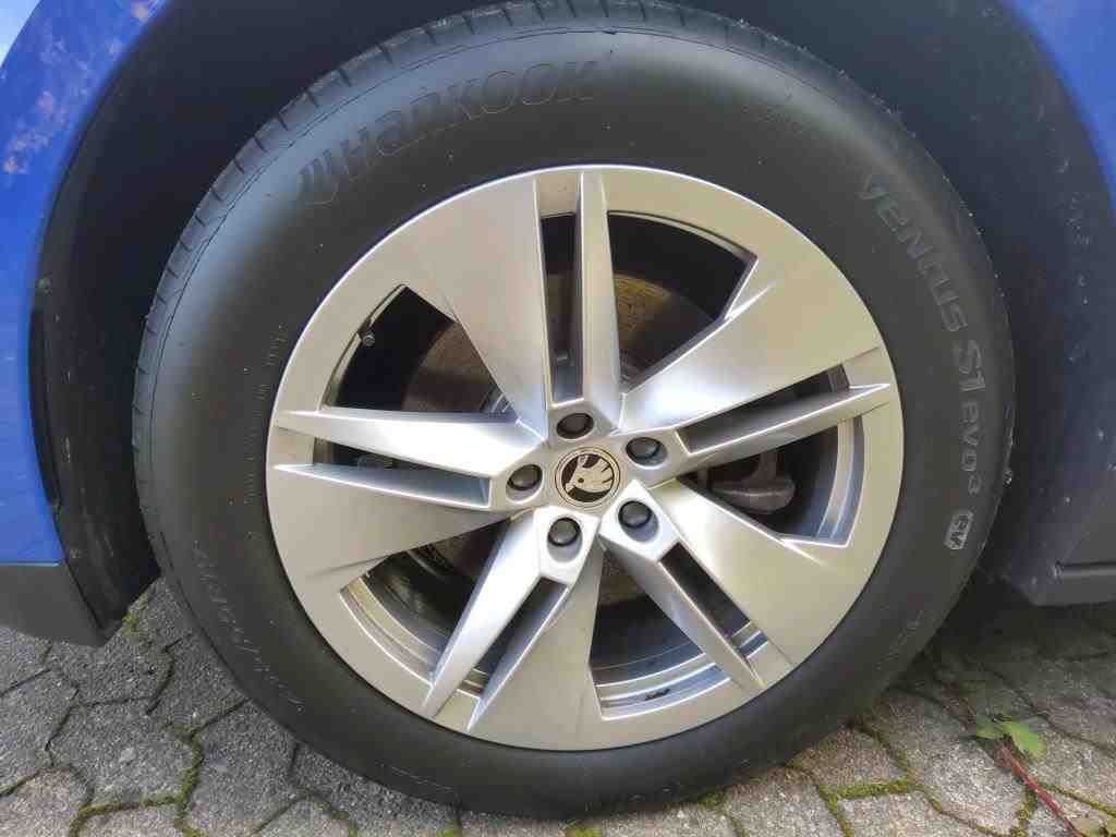 Fahrzeugabbildung SKODA Enyaq 50 Loft LED|VirtualCP|KlimaA|LaneAss|PDC