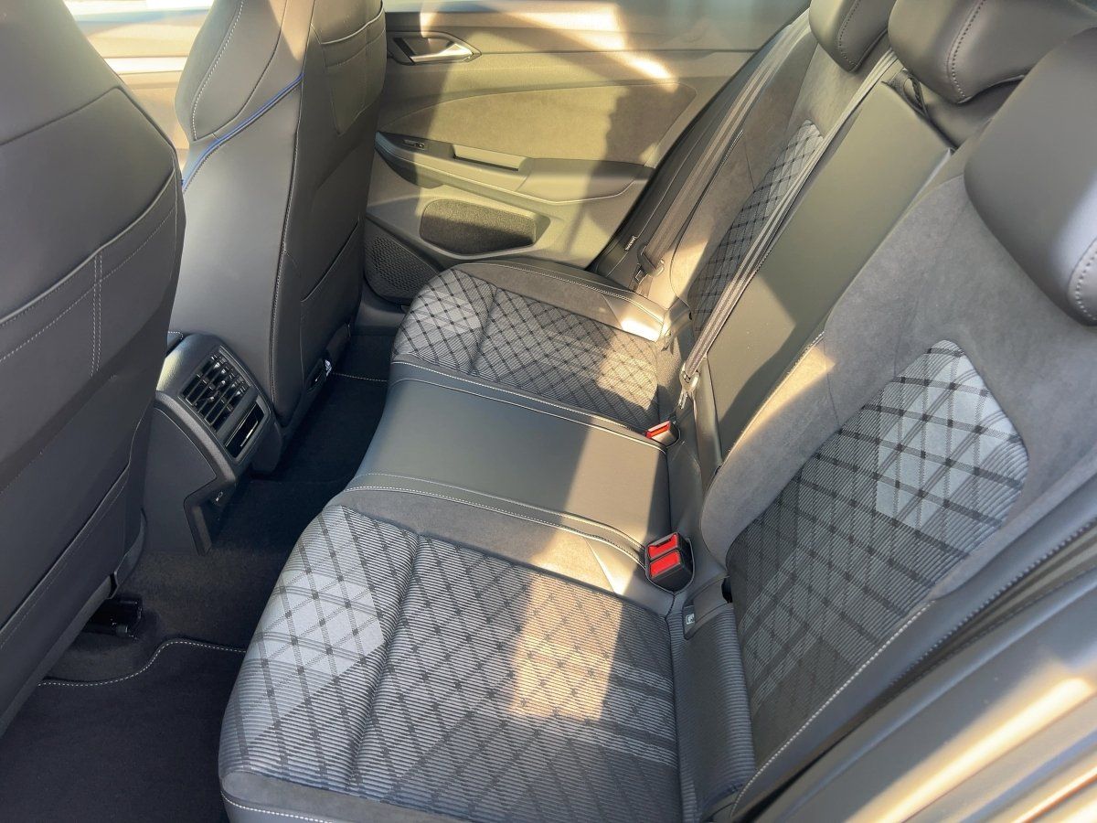 Fahrzeug autohaus mense Fahrzeugabbildung Volkswagen Golf R-Line 1.5 l eTSI OPF DSG IQ.Light|Matrix