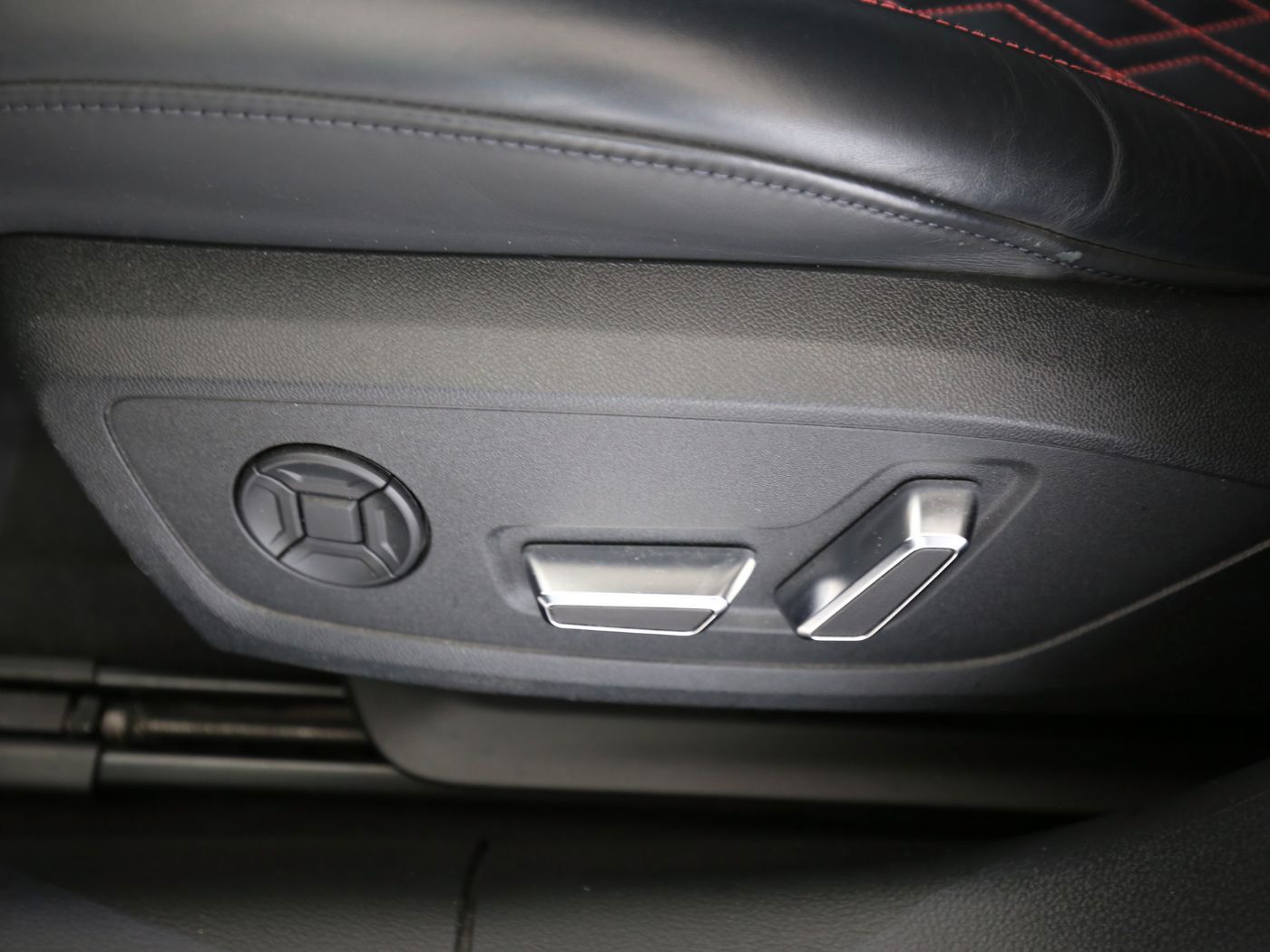 Fahrzeugabbildung Audi A6 Avant 55 TFSI e quattro sport 2022 Matrix|B&O