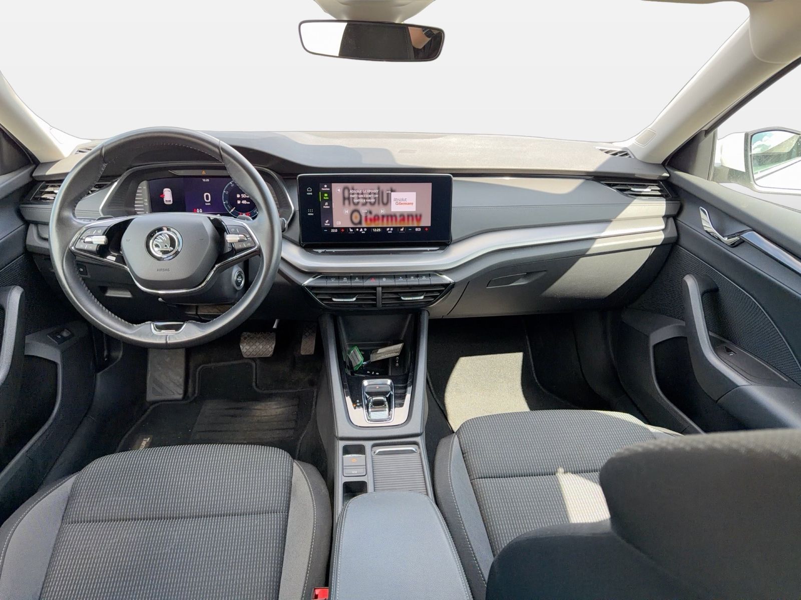 Fahrzeug autohaus mense Fahrzeugabbildung SKODA Octavia Combi 1.4l TSI iV 150kW 6-Gang-DSG LED|N - mit KI generiert/bearbeitet