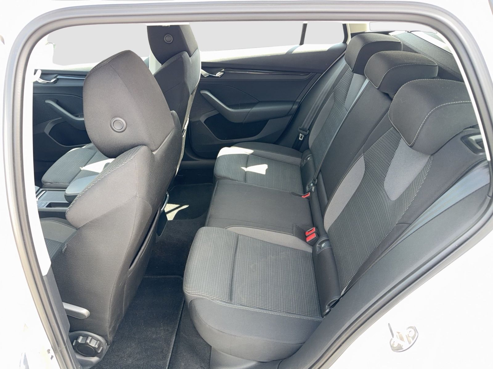 Fahrzeug autohaus mense Fahrzeugabbildung SKODA Octavia Combi 1.4l TSI iV 150kW 6-Gang-DSG LED|N - mit KI generiert/bearbeitet