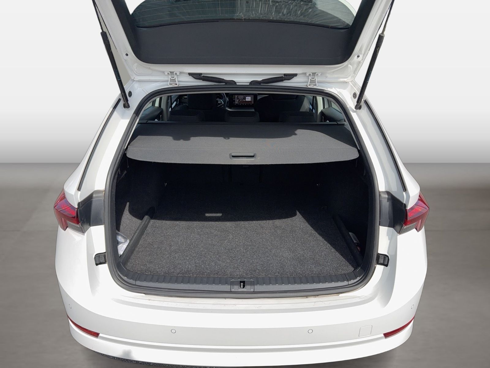 Fahrzeug autohaus mense Fahrzeugabbildung SKODA Octavia Combi 1.4l TSI iV 150kW 6-Gang-DSG LED|N - mit KI generiert/bearbeitet
