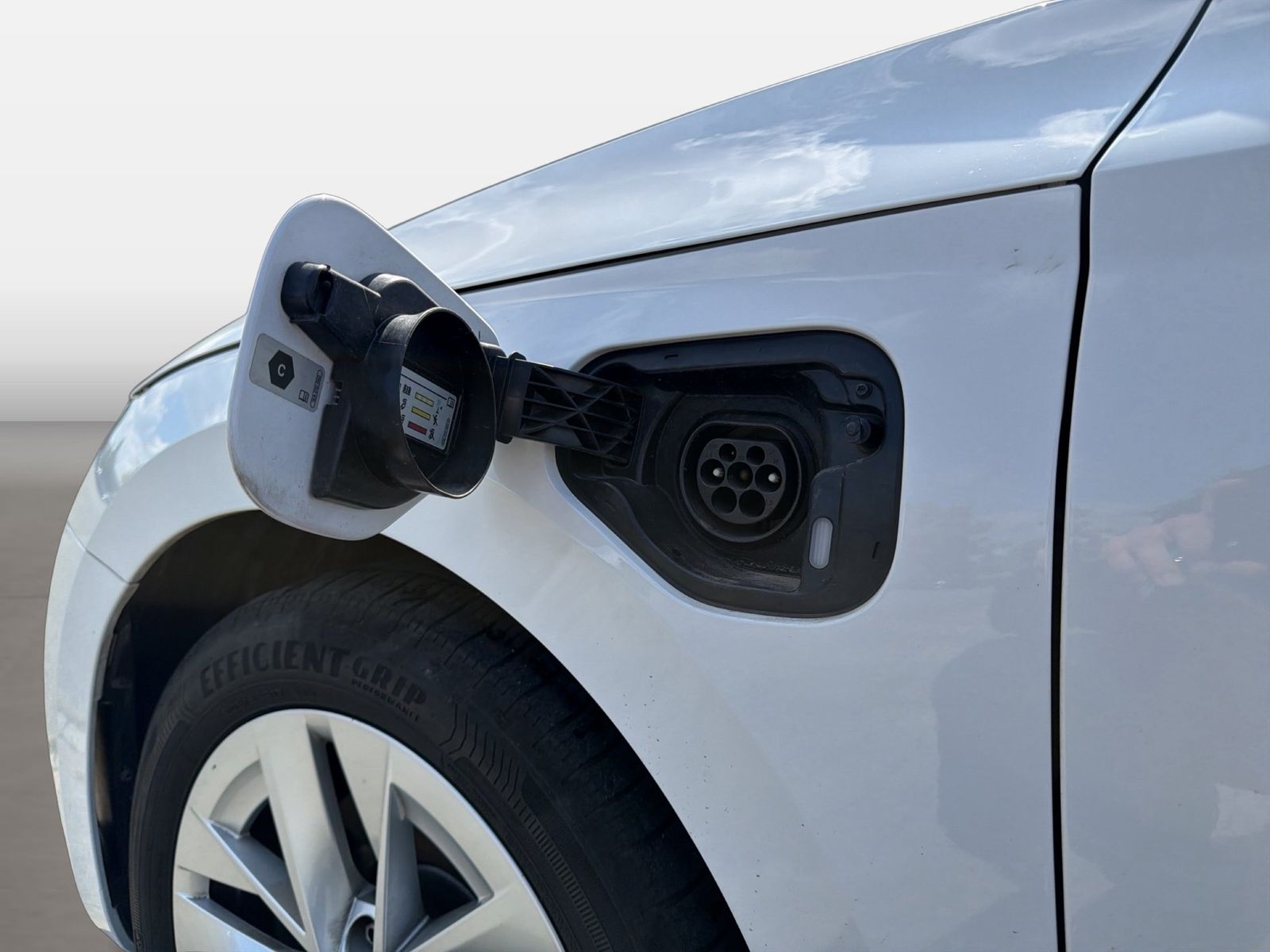 Fahrzeug autohaus mense Fahrzeugabbildung SKODA Octavia Combi 1.4l TSI iV 150kW 6-Gang-DSG LED|N - mit KI generiert/bearbeitet
