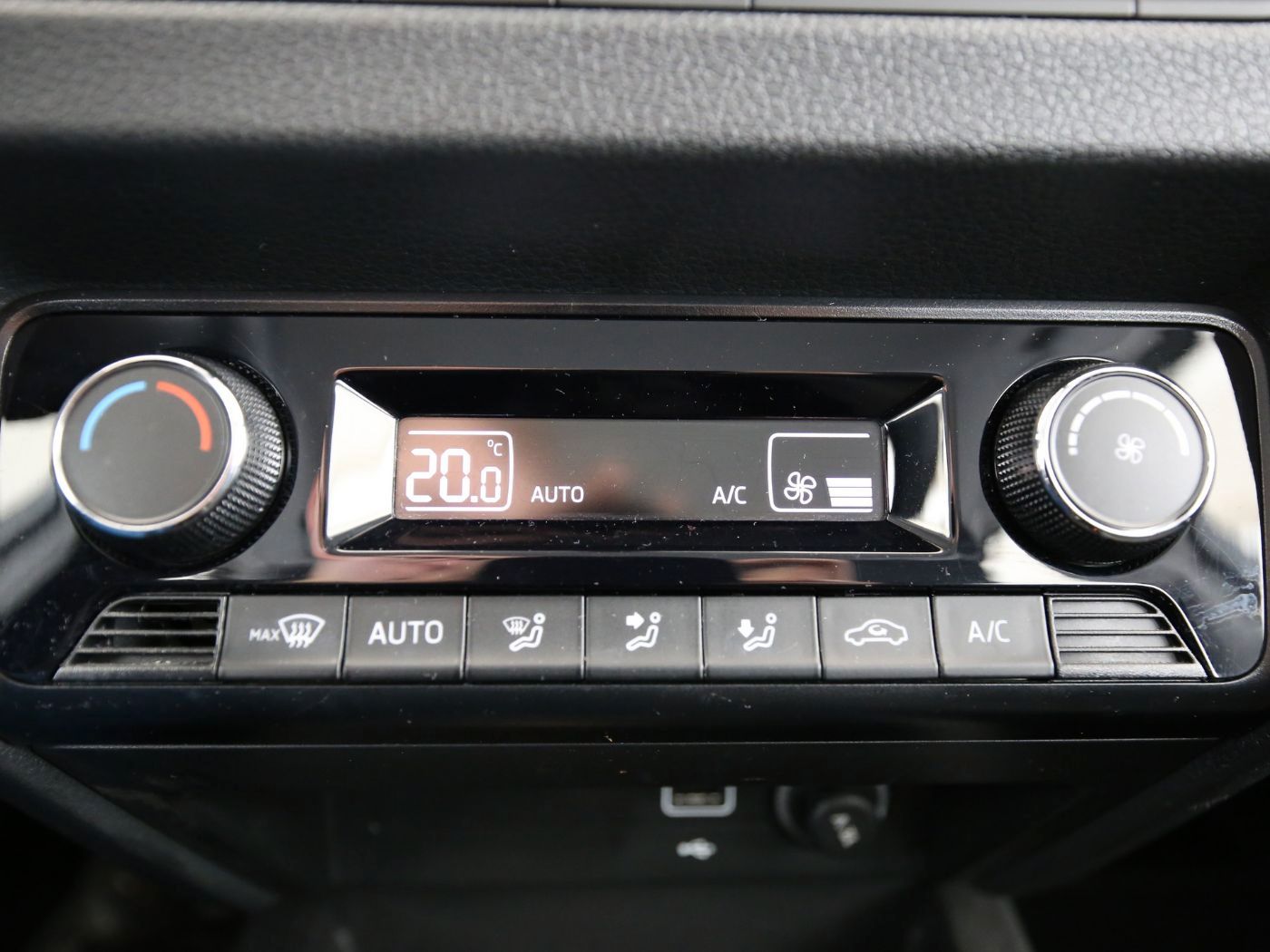 Fahrzeugabbildung SKODA Fabia 1.0 TSI Style Alcant.|Facelift|Kamera|PDC