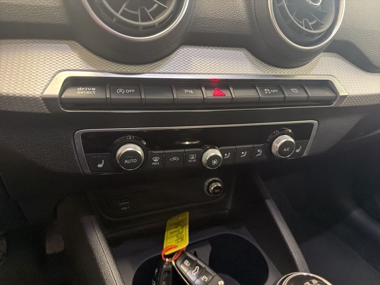 Fahrzeug autohaus mense Fahrzeugabbildung Audi Q2 1.4 TFSI CarPlay|AHK|Pano|Navi|VirtualCP|PDC
