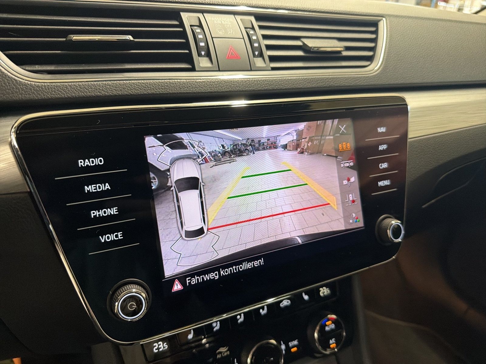 Fahrzeug autohaus mense Fahrzeugabbildung SKODA Superb Combi 2.0 TDI Ambition Standhzg|4xSHZG|LM