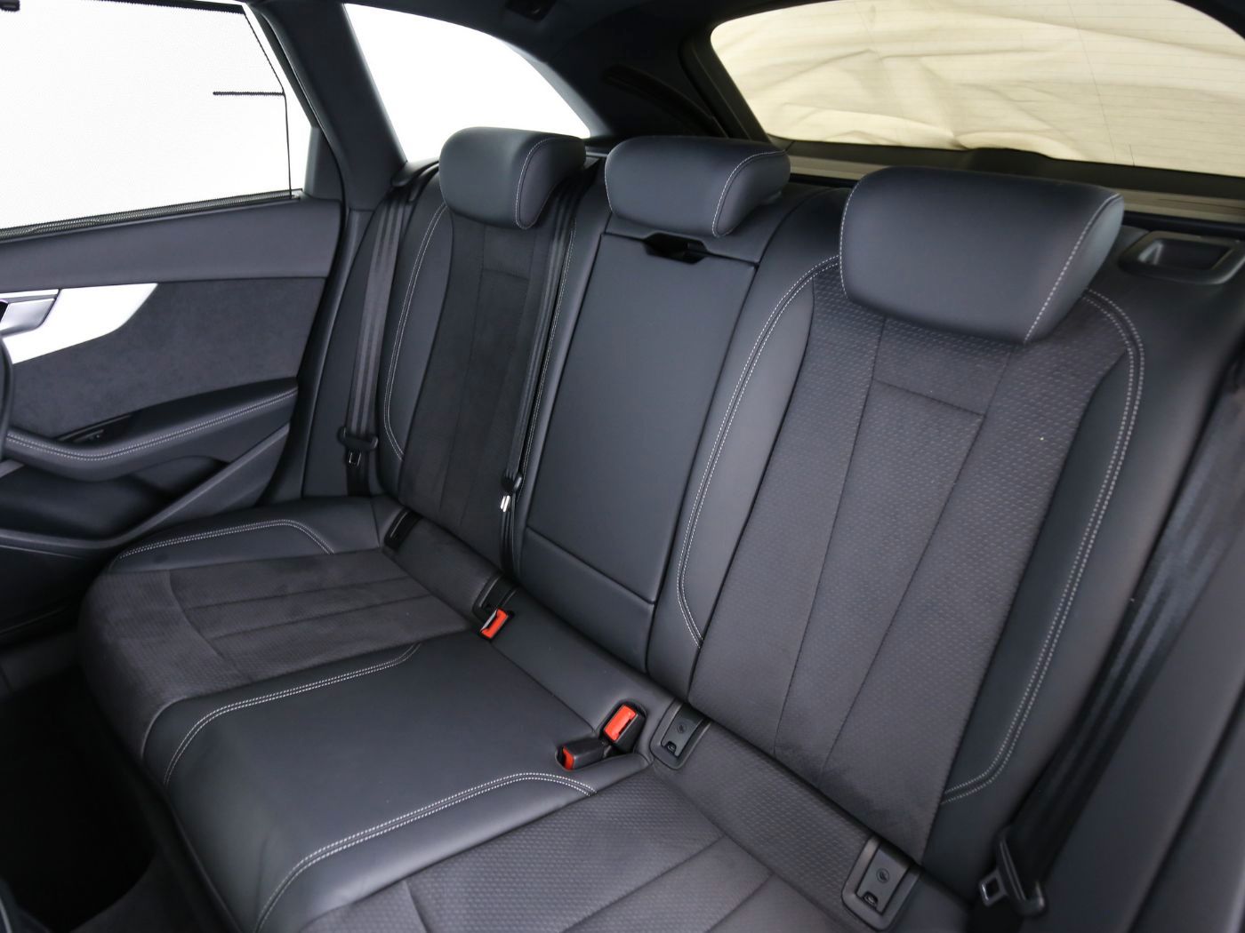 Fahrzeugabbildung Audi A4 Avant 40 TFSI quattro S line 202 (Facelift)