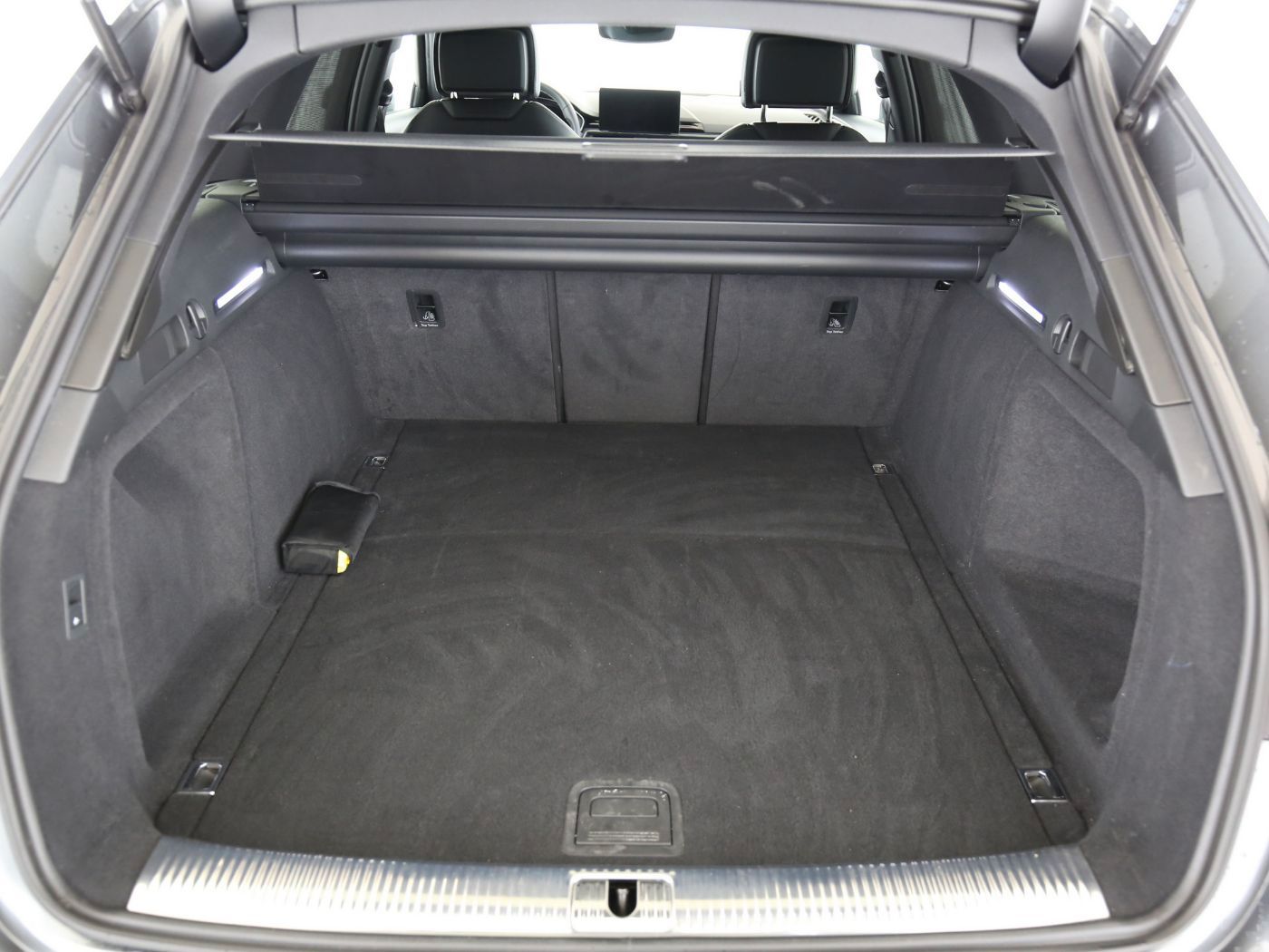 Fahrzeugabbildung Audi A4 Avant 40 TFSI quattro S line 202 (Facelift)