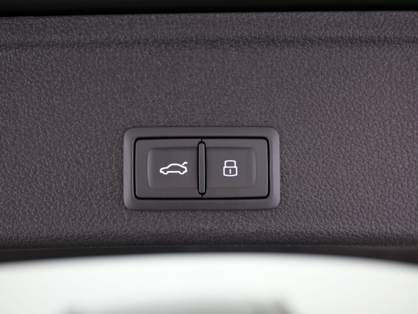 Fahrzeugabbildung Audi A4 Avant 40 TFSI quattro S line 202 (Facelift)