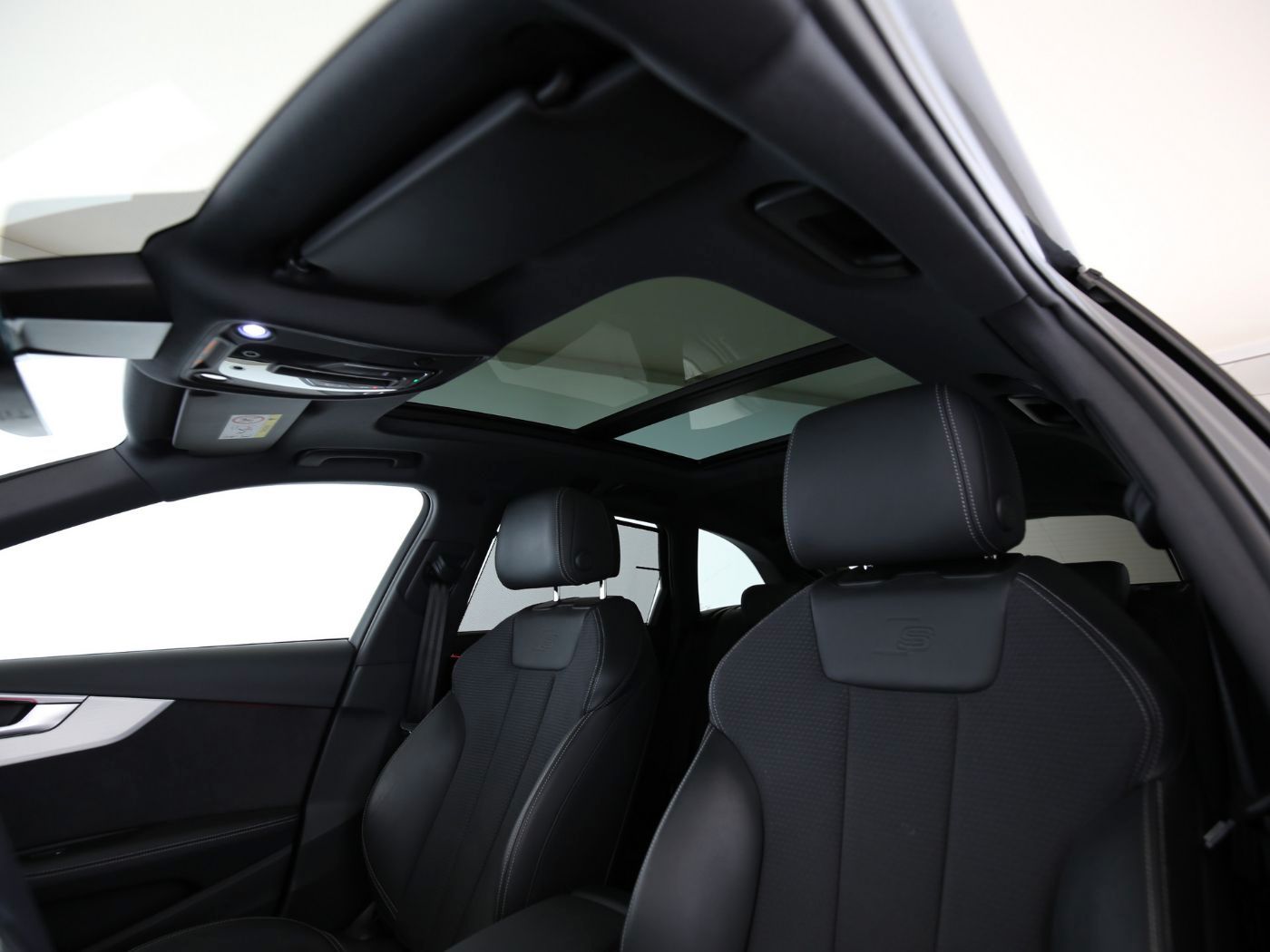 Fahrzeugabbildung Audi A4 Avant 40 TFSI quattro S line 202 (Facelift)