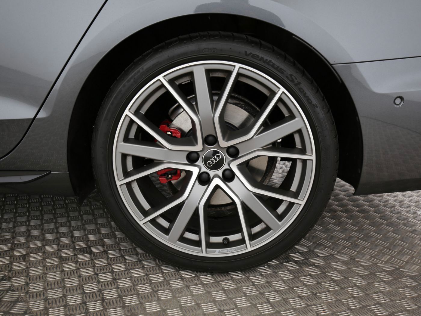 Fahrzeugabbildung Audi A4 Avant 40 TFSI quattro S line 202 (Facelift)