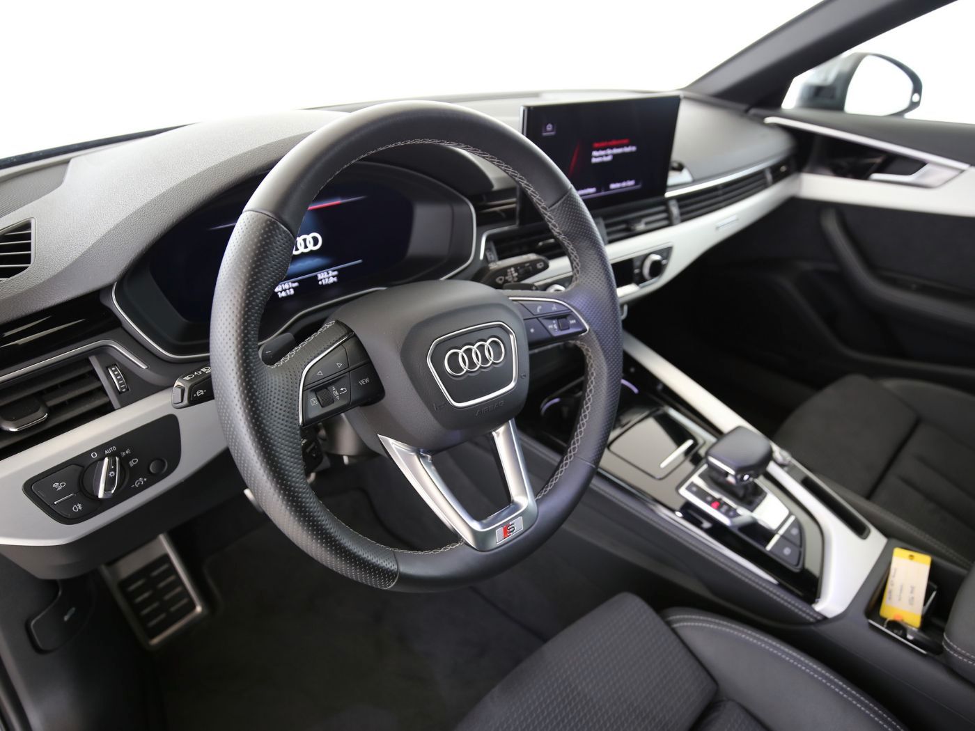 Fahrzeugabbildung Audi A4 Avant 40 TFSI quattro S line 202 (Facelift)