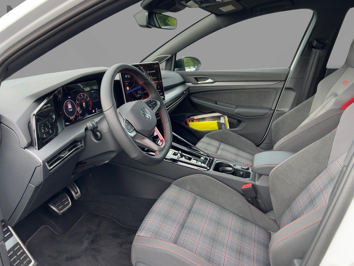 Fahrzeugabbildung Volkswagen Golf GTI 2.0 l TSI OPF DSG Pano Nav HUD 360 Blac - mit KI generiert/bearbeitet