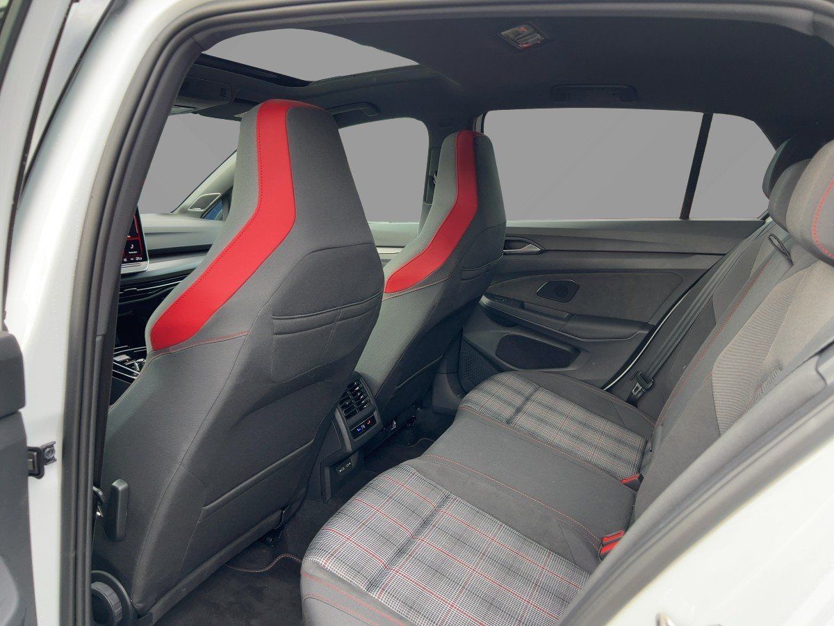 Fahrzeugabbildung Volkswagen Golf GTI 2.0 l TSI OPF DSG Pano Nav HUD 360 Blac - mit KI generiert/bearbeitet