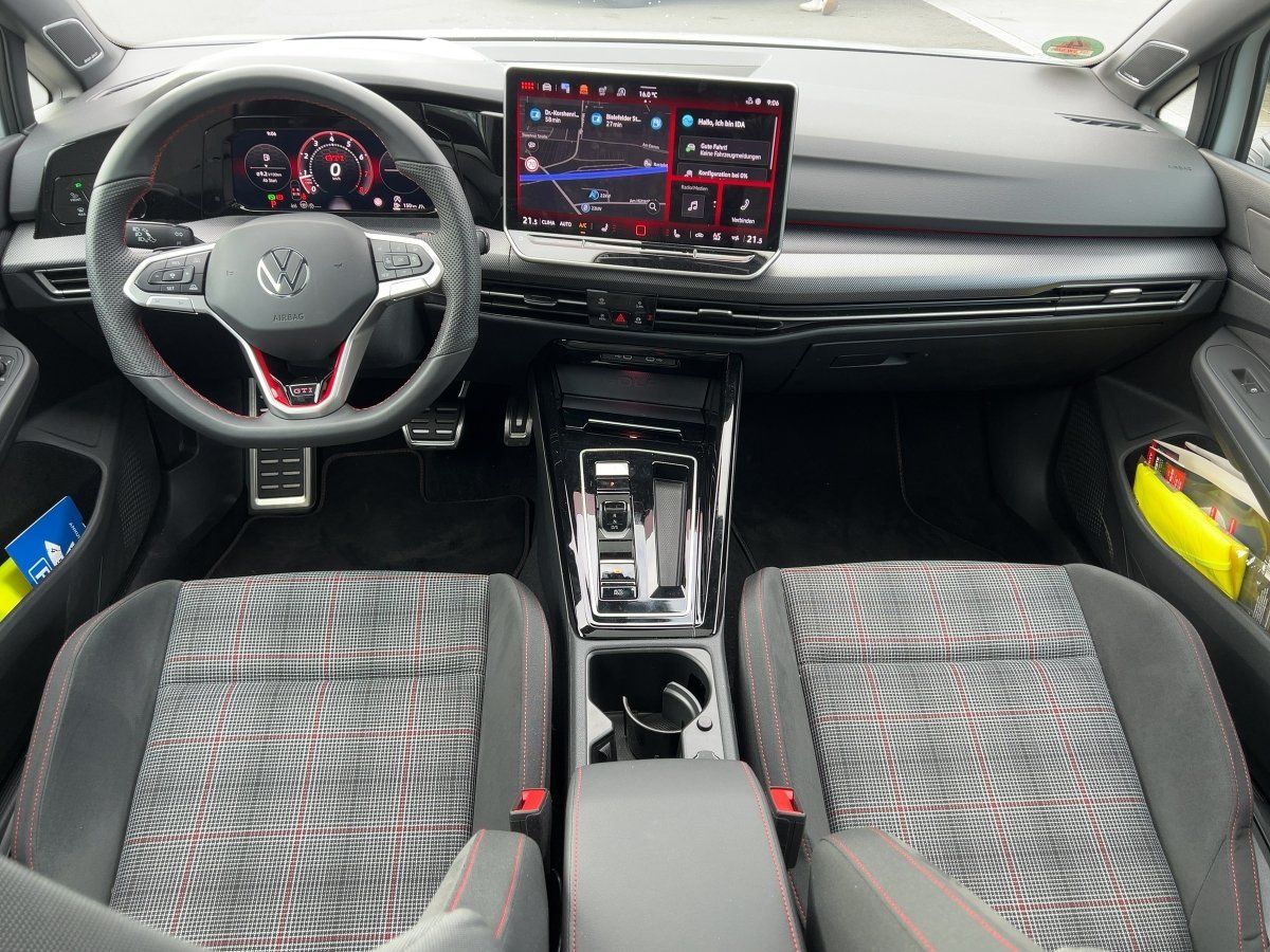 Fahrzeugabbildung Volkswagen Golf GTI 2.0 l TSI OPF DSG Pano Nav HUD 360 Blac - mit KI generiert/bearbeitet