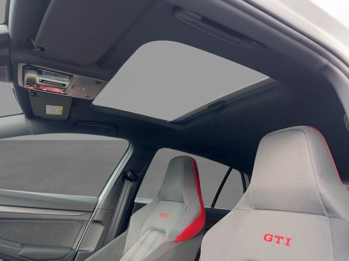 Fahrzeugabbildung Volkswagen Golf GTI 2.0 l TSI OPF DSG Pano Nav HUD 360 Blac - mit KI generiert/bearbeitet