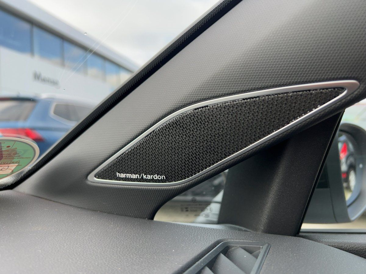 Fahrzeugabbildung Volkswagen Golf GTI 2.0 l TSI OPF DSG Pano Nav HUD 360 Blac - mit KI generiert/bearbeitet