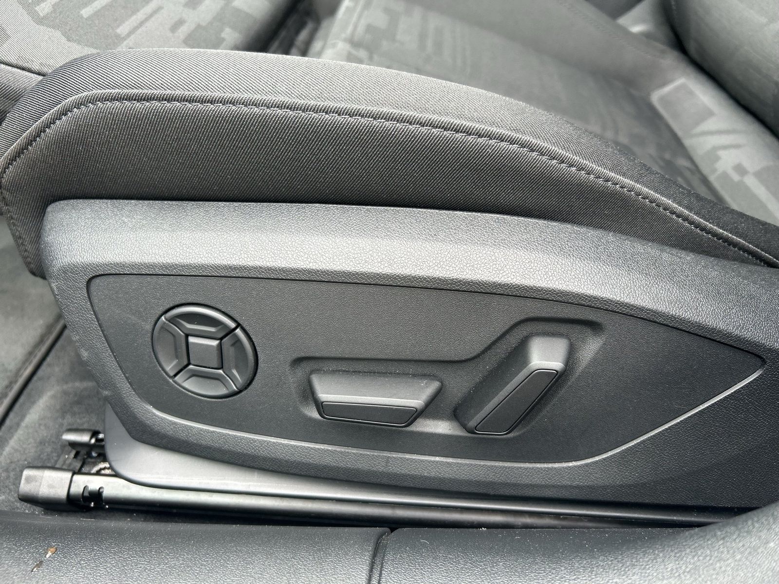 Fahrzeugabbildung Audi A6 Avant TDI quattro 150 kW S tronic AHK|ACC|LED - mit KI generiert/bearbeitet